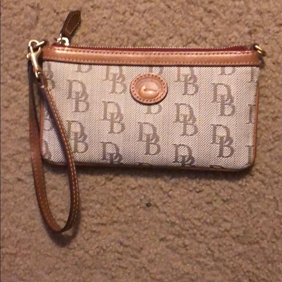 Dooney & Bourke Handbags - ✨Classic Dooney & Bourke Wristlet✨